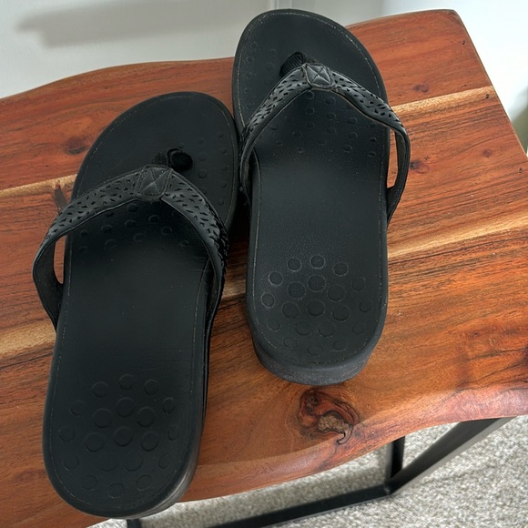 Like new Vionic black flip flops - Picture 1 of 6